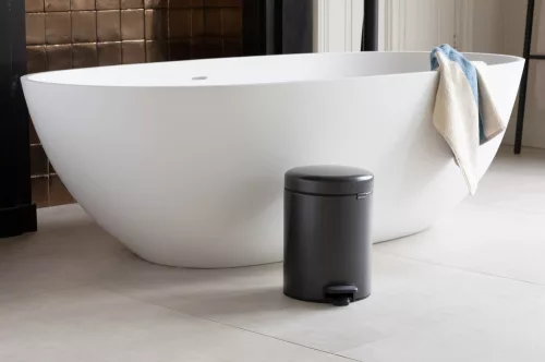 Brabantia NewIcon pedálos hulladékgyűjtő szagmentesen záródó Soft-Close fedél, műanyag tartály, 5L - W méret, acél,