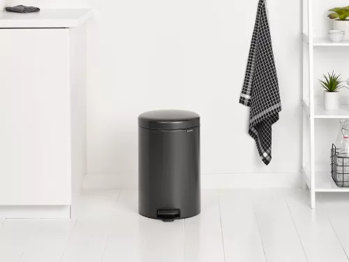 Brabantia NewIcon pedálos hulladékgyűjtő szagmentesen záródó Soft-Close fedél, műanyag tartály, 20L - Y méret, acél,
