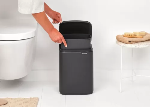 Brabantia Bo Waste Bin hulladékgyűjtő felnyitható, Soft-Close fedéllel, fali/álló, műanyag tartály, 7L - B méret, acél,
