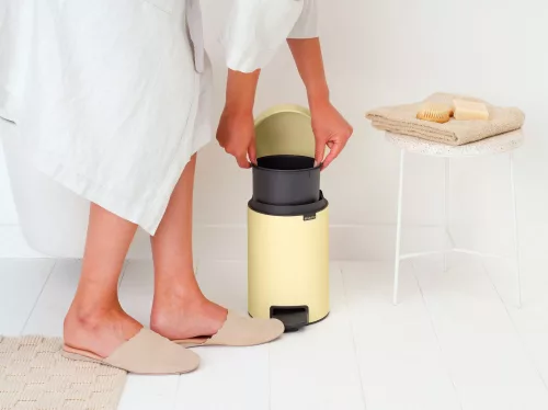 Brabantia NewIcon pedálos hulladékgyűjtő szagmentesen záródó Soft-Close fedél, műanyag tartály, 3L - V méret, acél,