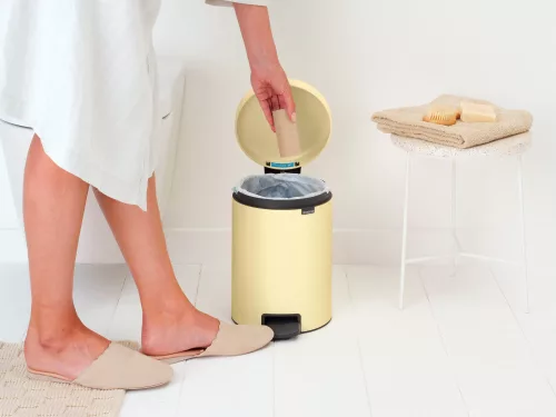 Brabantia NewIcon pedálos hulladékgyűjtő szagmentesen záródó Soft-Close fedél, műanyag tartály, 5L - W méret, acél,