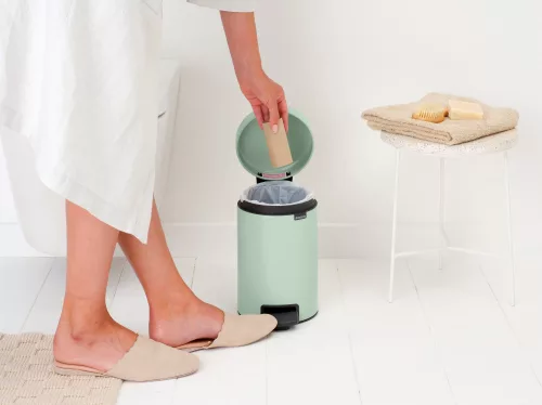 Brabantia NewIcon pedálos hulladékgyűjtő szagmentesen záródó Soft-Close fedél, műanyag tartály, 3L - V méret, acél, jáde