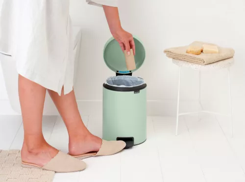 Brabantia NewIcon pedálos hulladékgyűjtő szagmentesen záródó Soft-Close fedél, műanyag tartály, 5L - W méret, acél, jáde