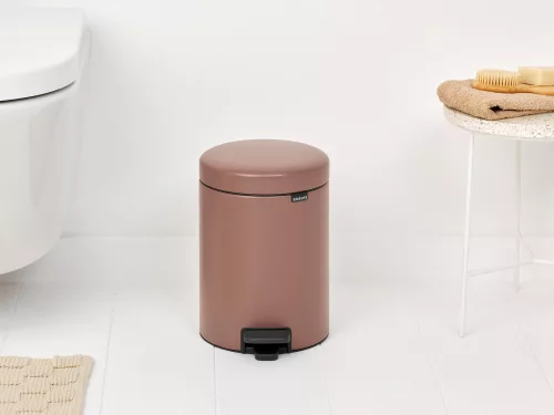 Brabantia NewIcon pedálos hulladékgyűjtő szagmentesen záródó Soft-Close fedél, műanyag tartály, 5L - W méret, acél,