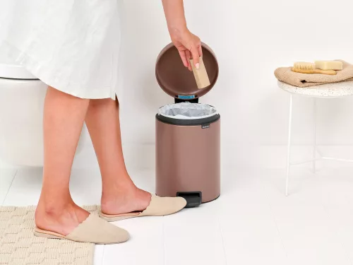 Brabantia NewIcon pedálos hulladékgyűjtő szagmentesen záródó Soft-Close fedél, műanyag tartály, 5L - W méret, acél,