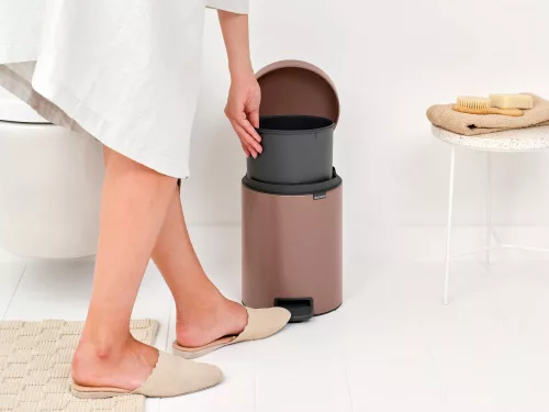 Brabantia NewIcon pedálos hulladékgyűjtő szagmentesen záródó Soft-Close fedél, műanyag tartály, 5L - W méret, acél,