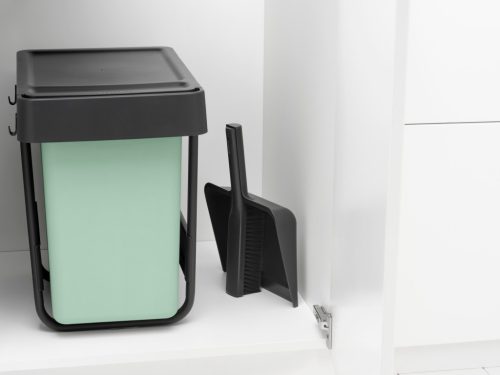 Brabantia SinkSide Dustpan and Brush Set, with comb seprű és lapát szettben, fogantyúba épített fésűvel, sötétszürke