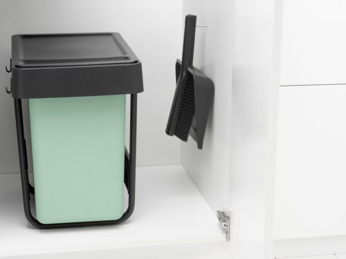 Brabantia SinkSide Dustpan and Brush Set, with comb seprű és lapát szettben, fogantyúba épített fésűvel, sötétszürke
