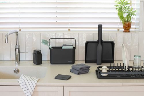 Brabantia SinkSide Dustpan and Brush Set, with comb seprű és lapát szettben, fogantyúba épített fésűvel, sötétszürke