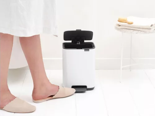 Brabantia Bo Pedal Bin pedálos hulladékgyűjtő szagmentesen záródó Soft-Close fedél, karcsú, négyzetes forma, műanyag