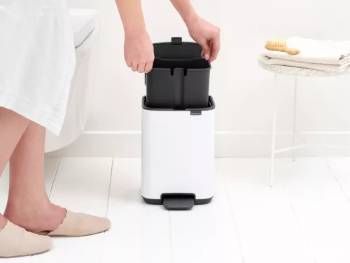 Brabantia Bo Pedal Bin pedálos hulladékgyűjtő szagmentesen záródó Soft-Close fedél, karcsú, négyzetes forma, műanyag