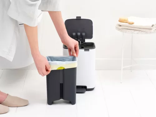 Brabantia Bo Pedal Bin pedálos hulladékgyűjtő szagmentesen záródó Soft-Close fedél, karcsú, négyzetes forma, műanyag