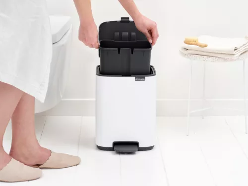 Brabantia Bo Pedal Bin pedálos hulladékgyűjtő szagmentesen záródó Soft-Close fedél, karcsú, négyzetes forma, műanyag