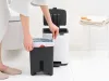 Brabantia Bo Pedal Bin pedálos hulladékgyűjtő szagmentesen záródó Soft-Close fedél, karcsú, négyzetes forma, műanyag