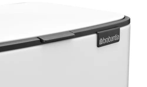 Brabantia Bo Pedal Bin pedálos hulladékgyűjtő szagmentesen záródó Soft-Close fedél, karcsú, négyzetes forma, műanyag