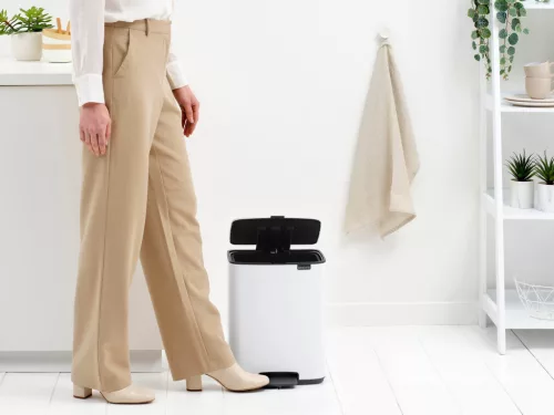 Brabantia Bo Pedal Bin pedálos hulladékgyűjtő szagmentesen záródó Soft-Close fedél, karcsú, négyzetes forma, műanyag