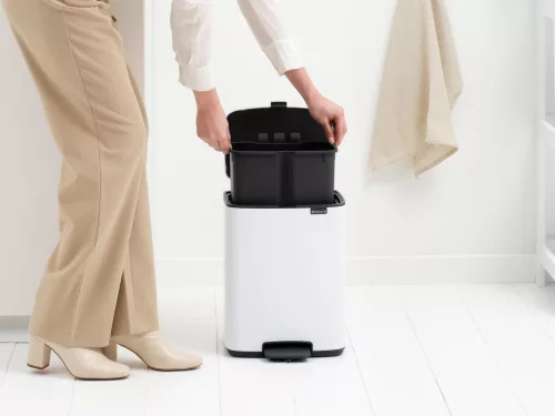 Brabantia Bo Pedal Bin pedálos hulladékgyűjtő szagmentesen záródó Soft-Close fedél, karcsú, négyzetes forma, műanyag