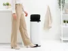 Brabantia Bo Pedal Bin pedálos hulladékgyűjtő szagmentesen záródó Soft-Close fedél, karcsú, négyzetes forma, műanyag