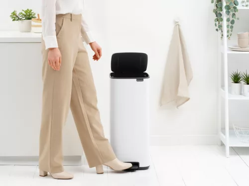 Brabantia Bo Pedal Bin pedálos hulladékgyűjtő szagmentesen záródó Soft-Close fedél, karcsú, négyzetes forma, műanyag