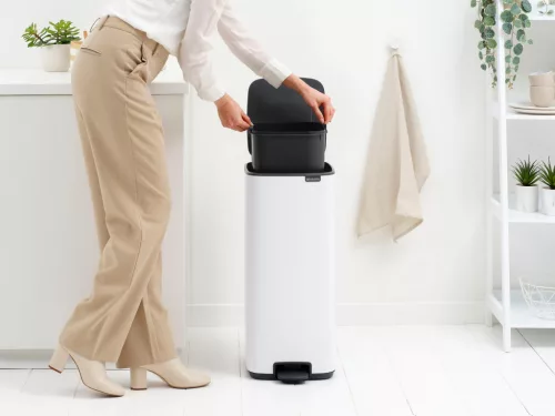 Brabantia Bo Pedal Bin pedálos hulladékgyűjtő szagmentesen záródó Soft-Close fedél, karcsú, négyzetes forma, műanyag