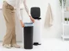 Brabantia Bo Pedal Bin pedálos hulladékgyűjtő szagmentesen záródó Soft-Close fedél, karcsú, négyzetes forma, műanyag