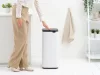 Brabantia Bo Touch Bin nyomófedeles hulladékgyűjtő, karcsú, négyzetes forma, műanyag tartály, 30L - O méret, acél, fehér