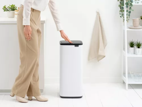Brabantia Bo Touch Bin nyomófedeles hulladékgyűjtő, karcsú, négyzetes forma, műanyag tartály, 30L - O méret, acél, fehér