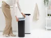 Brabantia Bo Touch Bin nyomófedeles hulladékgyűjtő, karcsú, négyzetes forma, műanyag tartály, 30L - O méret, acél, fehér