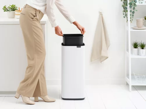 Brabantia Bo Touch Bin nyomófedeles hulladékgyűjtő, karcsú, négyzetes forma, műanyag tartály, 30L - O méret, acél, fehér