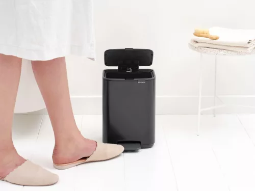Brabantia Bo Pedal Bin pedálos hulladékgyűjtő szagmentesen záródó Soft-Close fedél, karcsú, négyzetes forma, műanyag