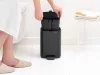 Brabantia Bo Pedal Bin pedálos hulladékgyűjtő szagmentesen záródó Soft-Close fedél, karcsú, négyzetes forma, műanyag