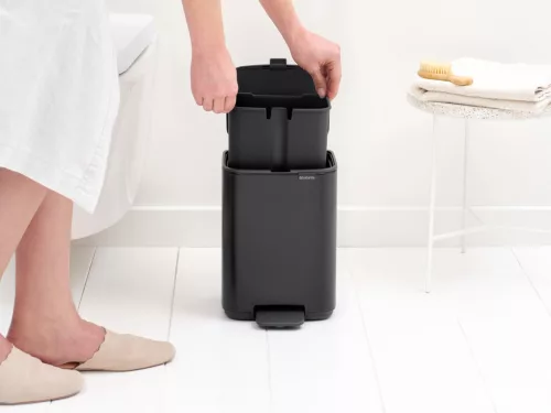 Brabantia Bo Pedal Bin pedálos hulladékgyűjtő szagmentesen záródó Soft-Close fedél, karcsú, négyzetes forma, műanyag