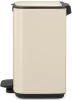 Brabantia Bo Pedal Bin pedálos hulladékgyűjtő szagmentesen záródó Soft-Close fedél, karcsú, négyzetes forma, műanyag