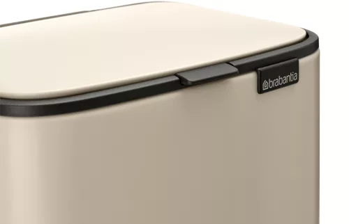 Brabantia Bo Pedal Bin pedálos hulladékgyűjtő szagmentesen záródó Soft-Close fedél, karcsú, négyzetes forma, műanyag