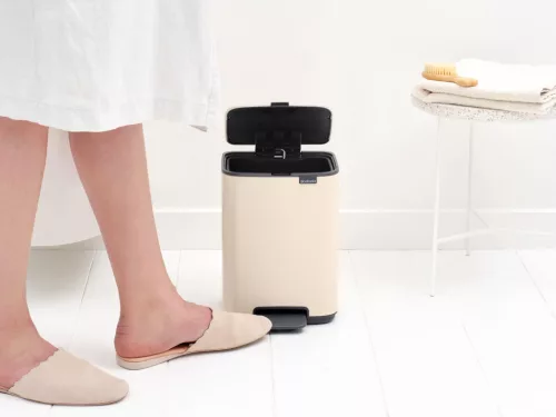 Brabantia Bo Pedal Bin pedálos hulladékgyűjtő szagmentesen záródó Soft-Close fedél, karcsú, négyzetes forma, műanyag