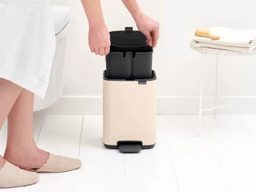 Brabantia Bo Pedal Bin pedálos hulladékgyűjtő szagmentesen záródó Soft-Close fedél, karcsú, négyzetes forma, műanyag