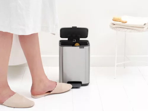 Brabantia Bo Pedal Bin pedálos hulladékgyűjtő szagmentesen záródó Soft-Close fedél, karcsú, négyzetes forma, műanyag
