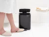 Brabantia Bo Pedal Bin pedálos hulladékgyűjtő szagmentesen záródó Soft-Close fedél, karcsú, négyzetes forma, műanyag