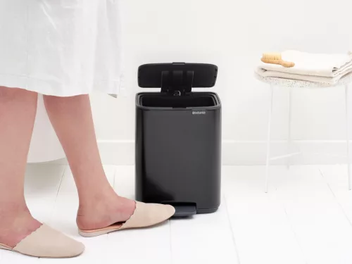 Brabantia Bo Pedal Bin pedálos hulladékgyűjtő szagmentesen záródó Soft-Close fedél, karcsú, négyzetes forma, műanyag