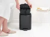 Brabantia Bo Pedal Bin pedálos hulladékgyűjtő szagmentesen záródó Soft-Close fedél, karcsú, négyzetes forma, műanyag
