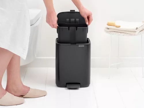 Brabantia Bo Pedal Bin pedálos hulladékgyűjtő szagmentesen záródó Soft-Close fedél, karcsú, négyzetes forma, műanyag