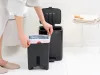 Brabantia Bo Pedal Bin pedálos hulladékgyűjtő szagmentesen záródó Soft-Close fedél, karcsú, négyzetes forma, műanyag