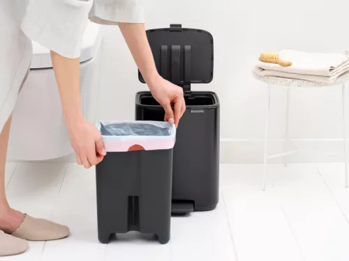 Brabantia Bo Pedal Bin pedálos hulladékgyűjtő szagmentesen záródó Soft-Close fedél, karcsú, négyzetes forma, műanyag