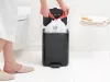 Brabantia Bo Pedal Bin pedálos hulladékgyűjtő szagmentesen záródó Soft-Close fedél, karcsú, négyzetes forma, műanyag