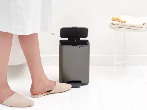 Brabantia Bo Pedal Bin pedálos hulladékgyűjtő szagmentesen záródó Soft-Close fedél, karcsú, négyzetes forma, műanyag