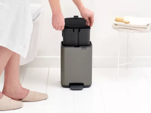 Brabantia Bo Pedal Bin pedálos hulladékgyűjtő szagmentesen záródó Soft-Close fedél, karcsú, négyzetes forma, műanyag