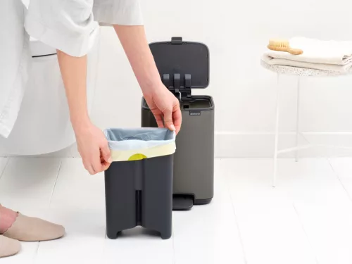 Brabantia Bo Pedal Bin pedálos hulladékgyűjtő szagmentesen záródó Soft-Close fedél, karcsú, négyzetes forma, műanyag
