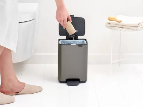Brabantia Bo Pedal Bin pedálos hulladékgyűjtő szagmentesen záródó Soft-Close fedél, karcsú, négyzetes forma, műanyag