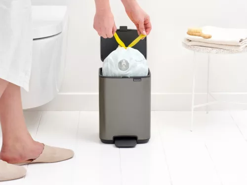 Brabantia Bo Pedal Bin pedálos hulladékgyűjtő szagmentesen záródó Soft-Close fedél, karcsú, négyzetes forma, műanyag