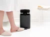 Brabantia Bo Pedal Bin pedálos hulladékgyűjtő szagmentesen záródó Soft-Close fedél, karcsú, négyzetes forma, műanyag